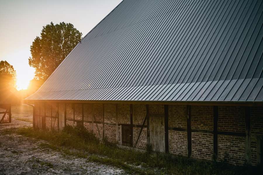 Schöne Dachkonstruktionen werden mit Pfannenblechen zum Leben erweckt, Gut Godderstorf, 23779 Neukirchen